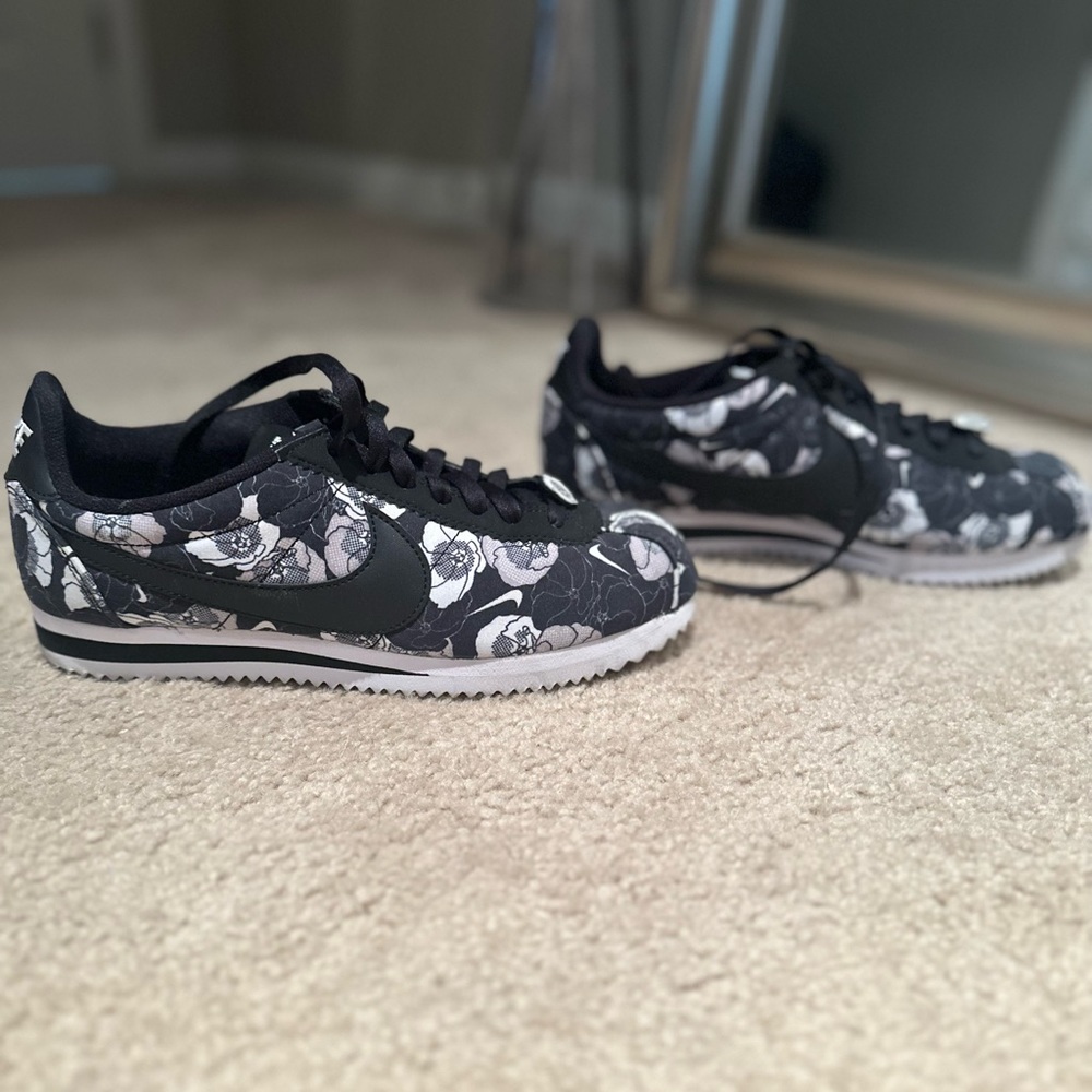 EUC classic Nike Cortez in LX Floral Pack